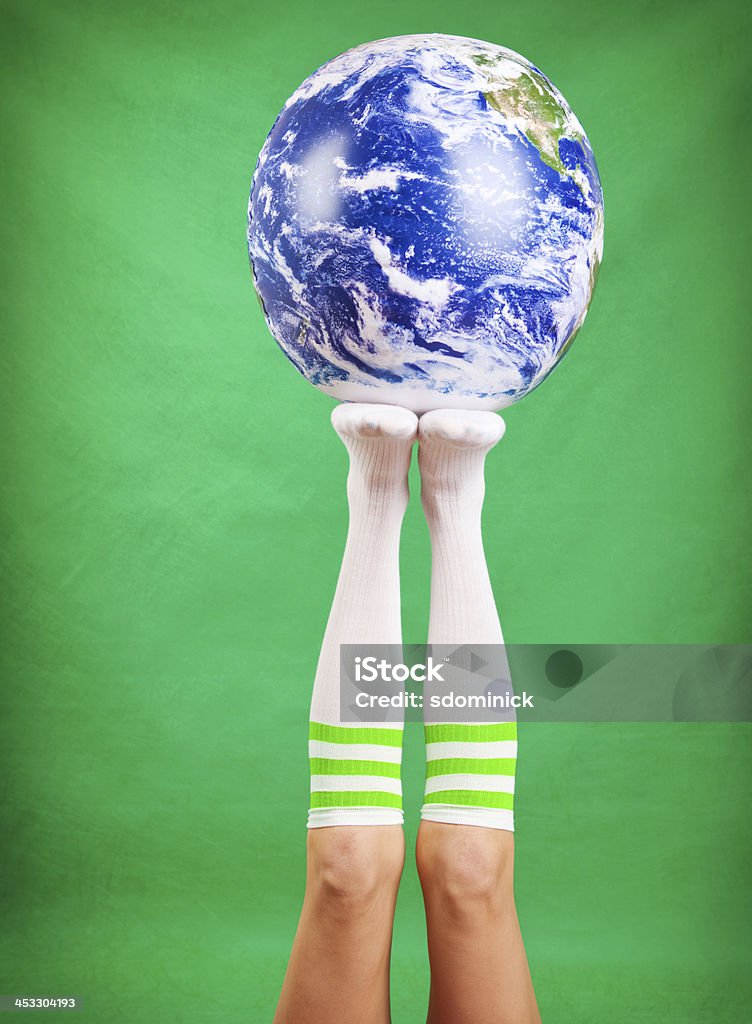 Erde auf den weiblichen Fuß - Lizenzfrei Farbiger Hintergrund Stock-Foto