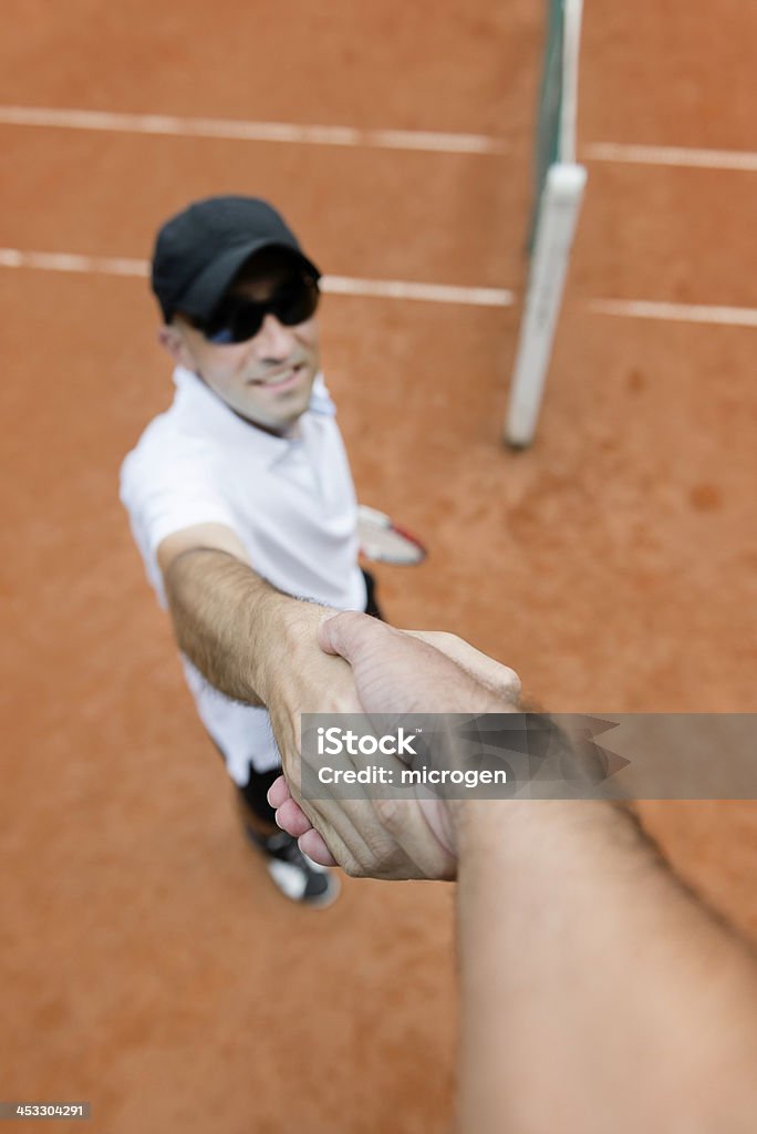 Giocatore di Tennis agitare le mani con l'arbitro - Foto stock royalty-free di Arbitro
