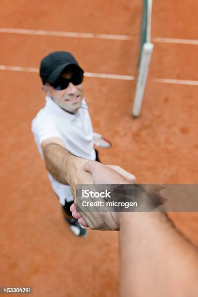 Giocatore Di Tennis Agitare Le Mani Con Larbitro - Fotografie stock e altre immagini di Arbitro - Arbitro, Tennis, Autorità