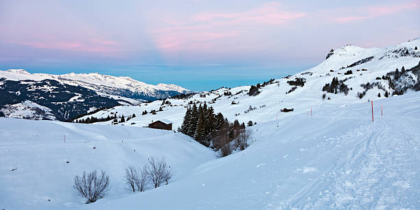 сумерки в obersaxen горнолыжный курорт - graubunden canton surselva panoramic scenics стоковые фото и изображения