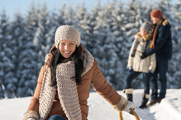 Winter-Junge Freunde genießen Sie den Schnee – Foto