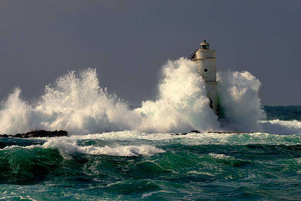 farol - lighthouse storm sea panoramic - fotografias e filmes do acervo