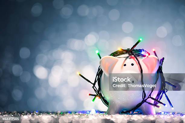 Christmas Lights Sparschwein Stockfoto und mehr Bilder von Sparschwein - Sparschwein, Ersparnisse, Weihnachten