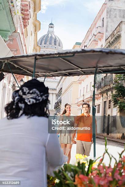 Turista Compra Flores Na Rua - Fotografias de stock e mais imagens de 20-29 Anos - 20-29 Anos, Adulto, Alegria