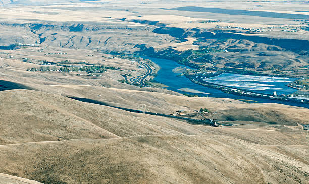 estrada e rio em canyon em idaho do norte - idaho landscape power equipment electricity pylon imagens e fotografias de stock