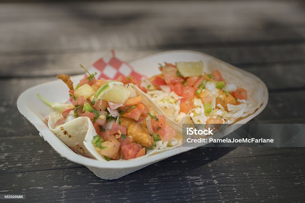 Rulote de comida Almoço: Tacos Peixe em uma mesa de madeira ao ar livre - Royalty-free Alimentação Saudável Foto de stock