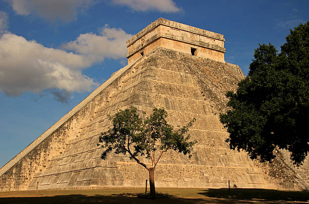 pyramide maya de chichen itza - aile vestigiale photos et images de collection