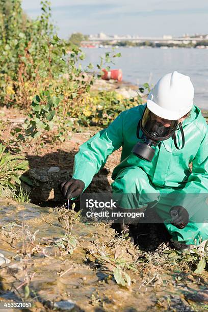 Control De La Contaminación Foto de stock y más banco de imágenes de Accesorio de cabeza - Accesorio de cabeza, Accidentes y desastres, Agarrar