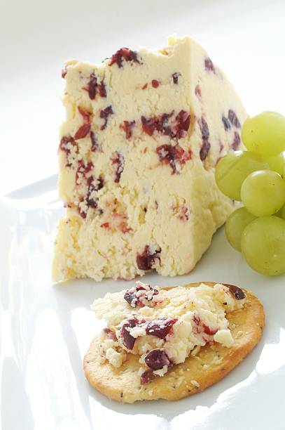 wensleydale cheesewith canneberge sur plateau de fromage blanc avec les raisins - wensleydale photos et images de collection