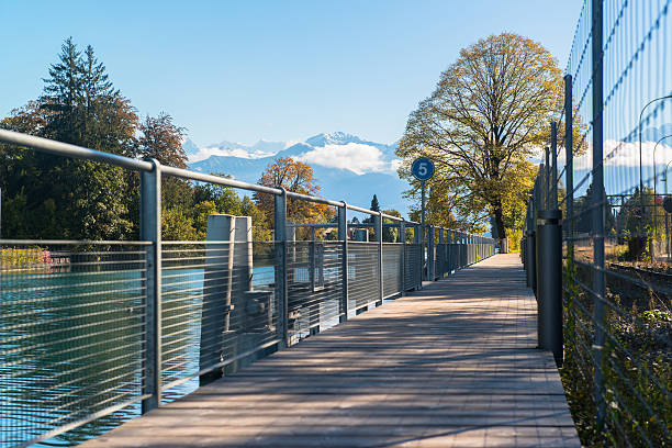 alpy i thun jezioro w pobliżu spiez miasto w szwajcarii, europa - jungfrau region zdjęcia i obrazy z banku zdjęć