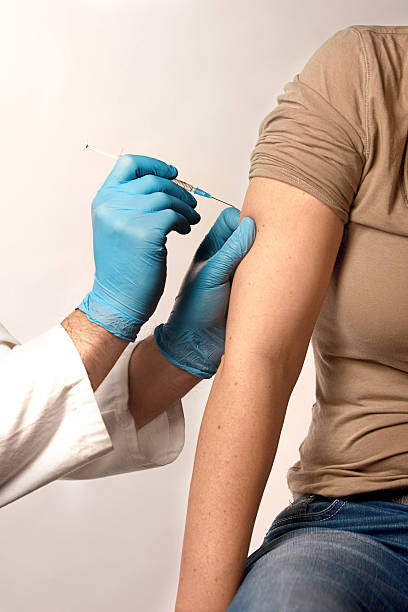 mujeres cada toma de la gripe - injecting vaccination flu virus impfung fotografías e imágenes de stock