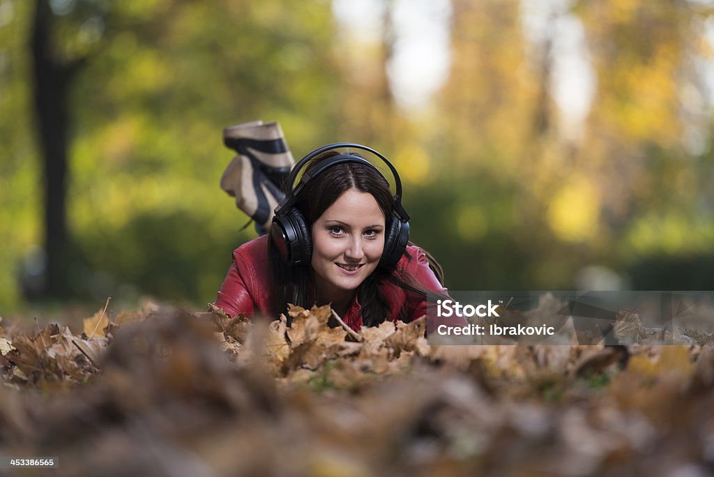 Ascoltare musica - Foto stock royalty-free di Abbigliamento casual