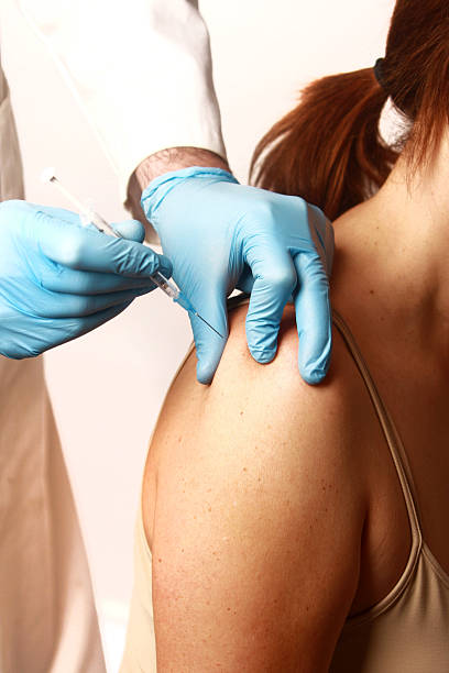mujer llegar de la gripe toma en el hombro - injecting vaccination flu virus impfung fotografías e imágenes de stock