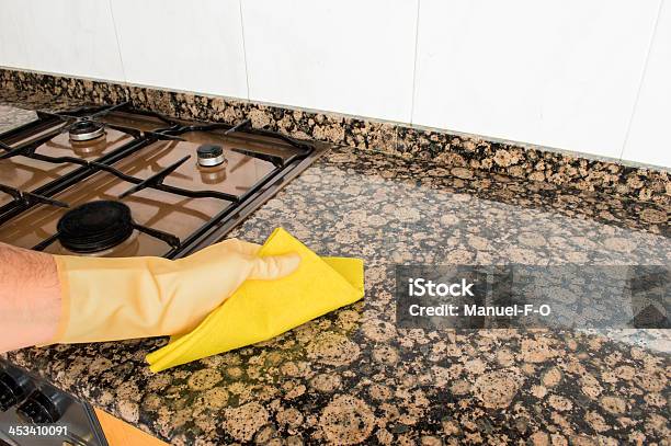 Foto de Limpar A Cozinha Com Tecido e mais fotos de stock de Adulto - Adulto, Amarelo, Boca do fogão