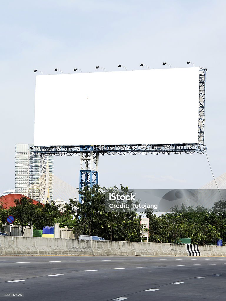 Vuoto cartellone contro il cielo blu con nuvole. - Foto stock royalty-free di Affari