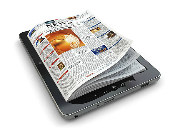 concept actualités en ligne.  tablet pc et journal. - newspaper digital tablet digitally generated image note pad photos et images de collection