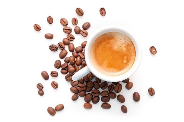 pequeña taza de café con granos de café aislado en blanco backgroun - café solo fotografías e imágenes de stock