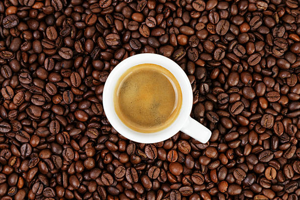 高級エスプレッソのカップでコーヒー豆 - coffee crop cup coffee bean coffee ストックフォトと画像