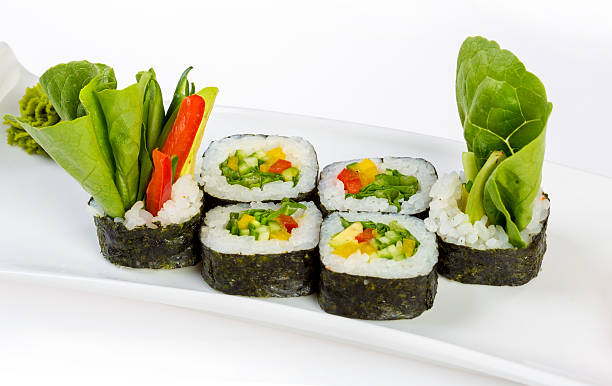 yasai roll (sushi) auf einem weißen hintergrund. - yasai stock-fotos und bilder