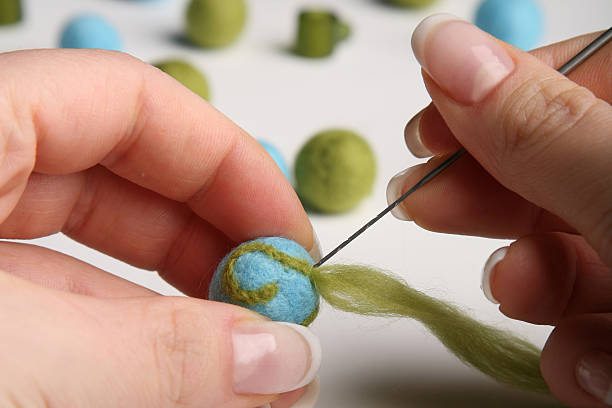 decorar felted bola de encapsulado - bead glass making jewelry fotografías e imágenes de stock