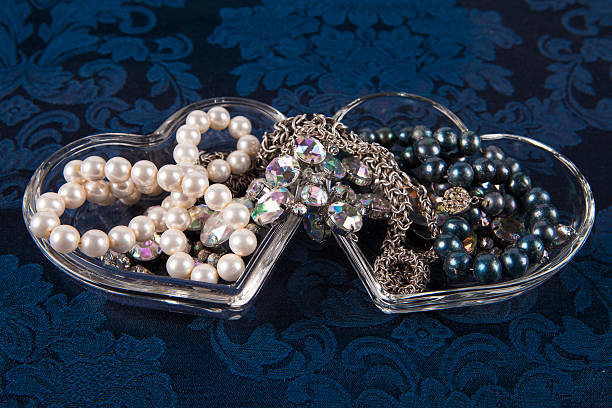 два сердца с кристаллами и жемчугом - jewelry bracelet bead crystal стоковые фото и изображения