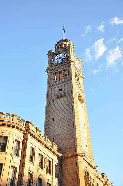 torre dell'orologio di costruzione contro il cielo blu di sfondo - central train station foto e immagini stock