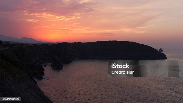 Puesta De Sol Sobre El Marpuesta De Sol En Mar Foto de stock y más banco de imágenes de Acantilado - Acantilado, Aire libre, Amarillo - Color