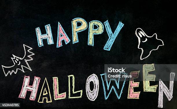 Happy Halloween En Pizarra Foto de stock y más banco de imágenes de Amarillo - Color - Amarillo - Color, Azul, Blanco - Color