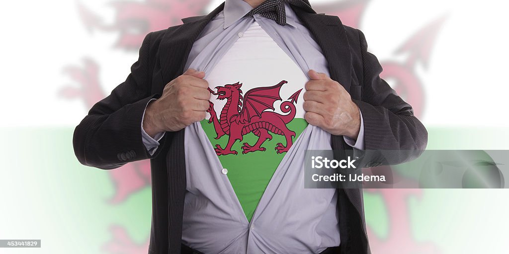 Un hombre de negocios con camiseta bandera de gales - Foto de stock de Bandera de Gales libre de derechos