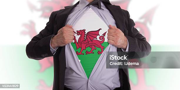 Un Hombre De Negocios Con Camiseta Bandera De Gales Foto de stock y más banco de imágenes de Bandera de Gales