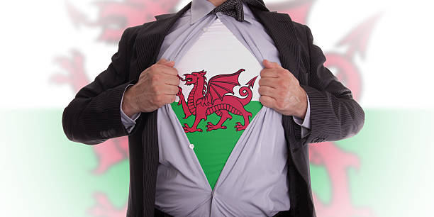 homem de negócios com a bandeira do país de gales t-shirt - welsh culture wales welsh flag dragon imagens e fotografias de stock