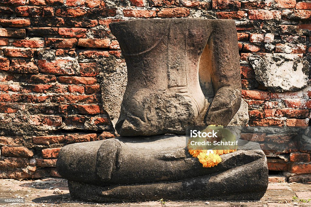 Roto estatua de buda - Foto de stock de Amarillo - Color libre de derechos