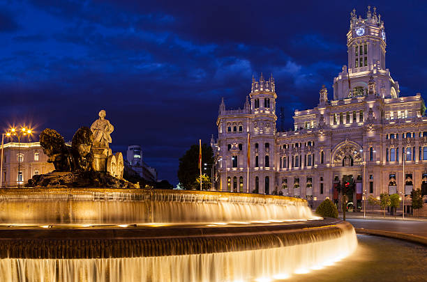 piazza cibeles di notte - madrid spain plaza de la cibeles night foto e immagini stock