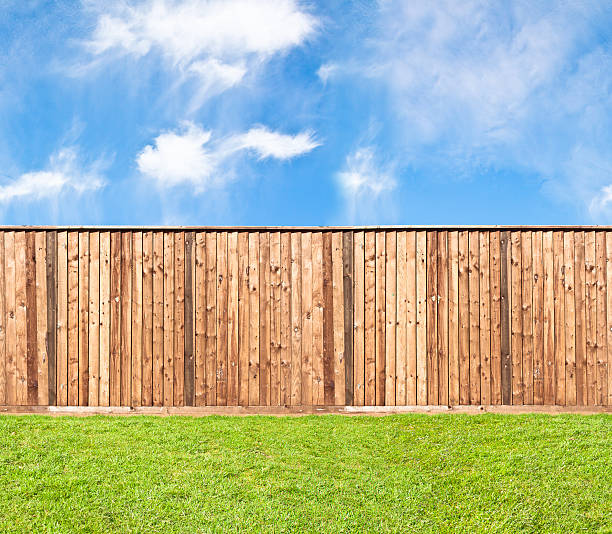 valla de madera en la hierba - garden fence fotografías e imágenes de stock