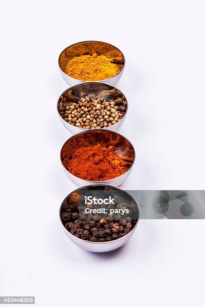 Curry Pfeffer Paprika Und Korianderweißen Hintergrund Stockfoto und mehr Bilder von Ausgedörrt