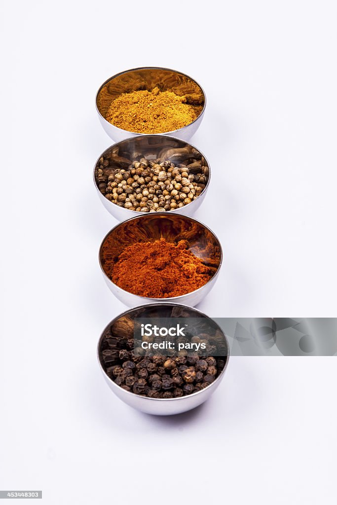 Curry, pepe, paprica e coriandolo-sfondo bianco. - Foto stock royalty-free di Arancione