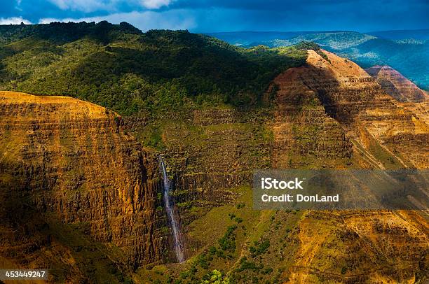 Wodospad Waimea Kauai Hawaje - zdjęcia stockowe i więcej obrazów Bez ludzi - Bez ludzi, Chmura, Czerwony