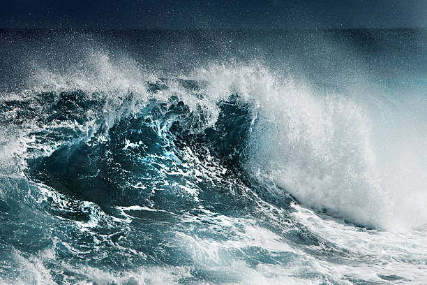 波しぶきを上げる海 - ruffled ストックフォトと画像
