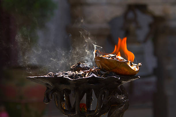 burning incienso en el templo budista de que ofrece - buddhist puja fotografías e imágenes de stock