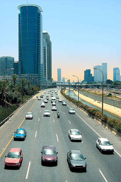 carros passando em ayalon freeway em tel aviv, em israel. - tel aviv israel skyline traffic - fotografias e filmes do acervo