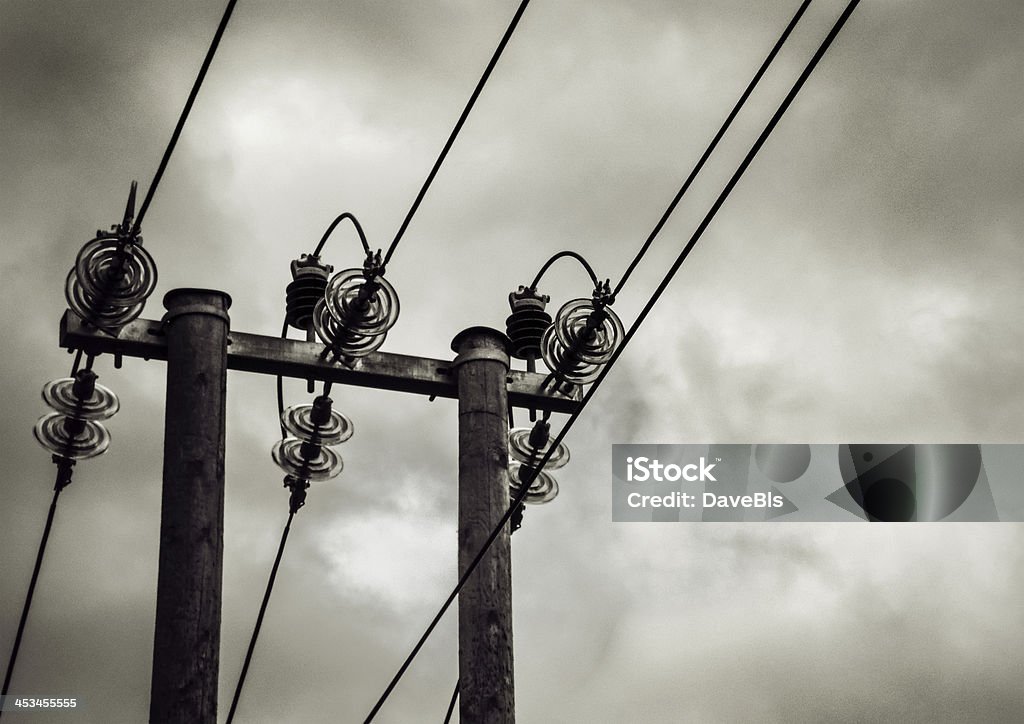 Energia-stare linie zasilania przez storm - Zbiór zdjęć royalty-free (Bez ludzi)