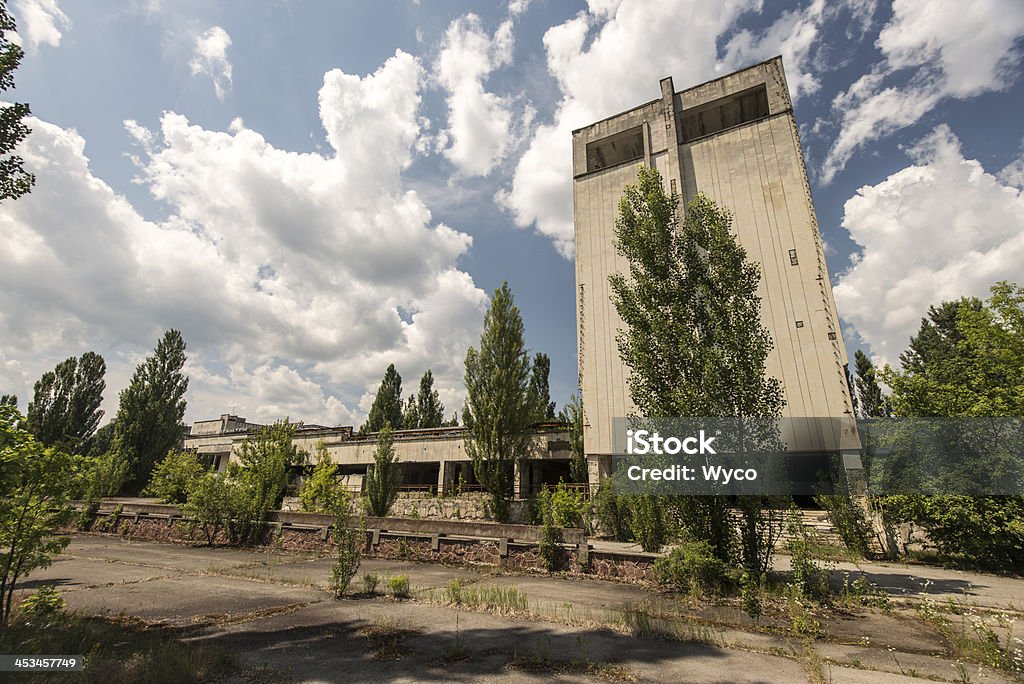 Derelict città scena con alto edificio, Pripyat/Chernobyl - Foto stock royalty-free di Abbandonato