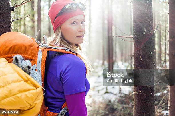 Photo libre de droit de Femme De Randonnée Dans La Forêt Dhiver De Soleil banque d'images et plus d'images libres de droit de Activité - Activité, Adulte, Alpinisme