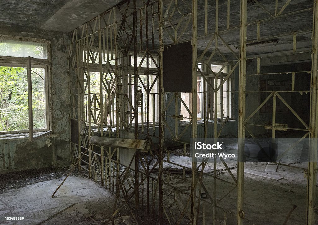 Derelict área interna de um edifício (Pripyat/Chernobil) - Foto de stock de Abandonado royalty-free