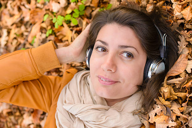 ouvir música na floresta - dry leaves audio - fotografias e filmes do acervo