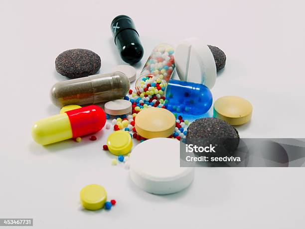 Разноцветная Таблетки — стоковые фотографии и другие картинки Аптека - Аптека, Аптечка первой помощи, Белый