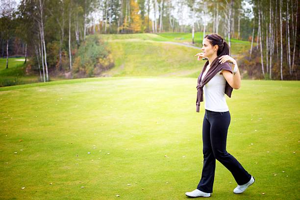 woman ゴルフ選手のトレーニングが、クラブのグリーン - golf green practicing sports training ストックフォトと画像