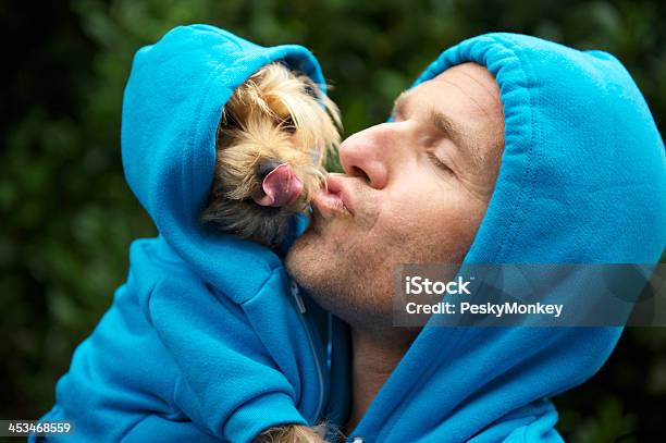 Foto de Cachorro Beijando O Melhor Amigo Do Homem Em Azul Moletons No Park e mais fotos de stock de Cão