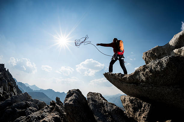 lanciare - conquering adversity mountain hiking mountain climbing foto e immagini stock