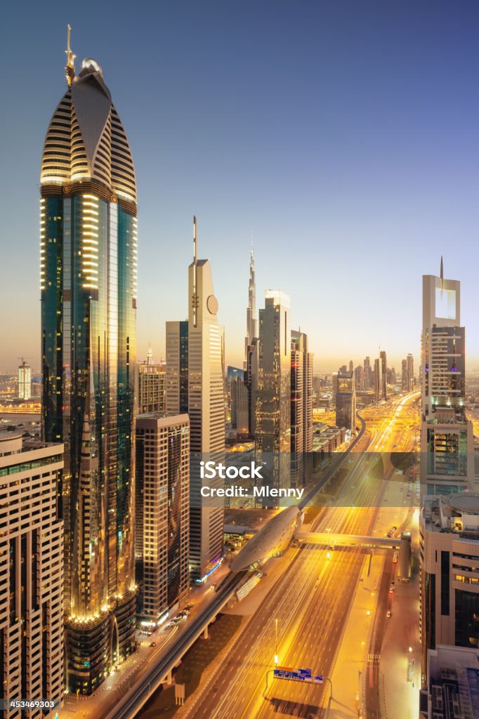 Dubai modernos rascacielos en el centro de la escena de penumbra - Foto de stock de Hotel Burj Al Arab libre de derechos